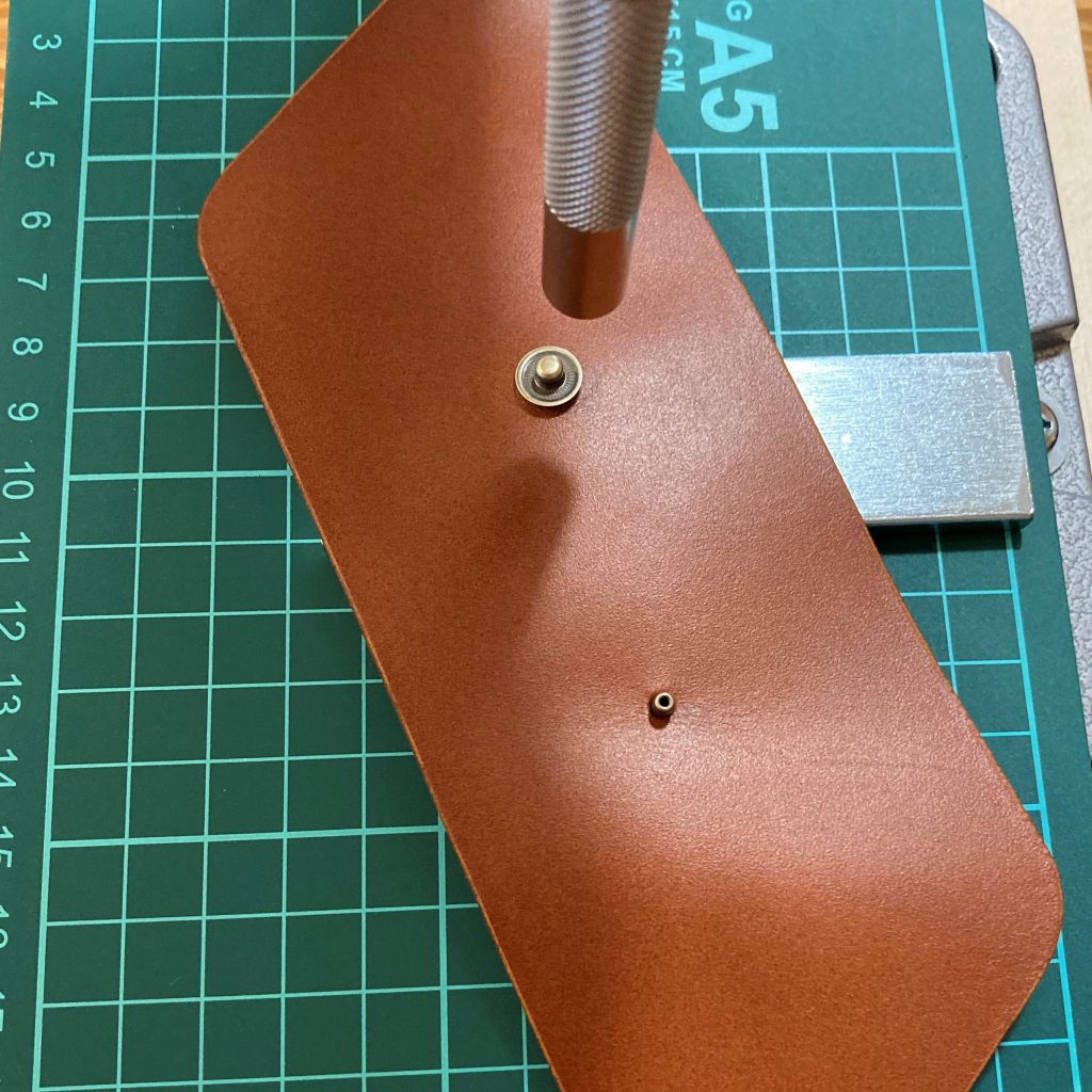 レザークラフト】縫わずに作れる三角コインケースの作り方